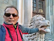 81 La mia mano nella bocca di un leone bianco all'ingresso sud della basilica-(selfie)